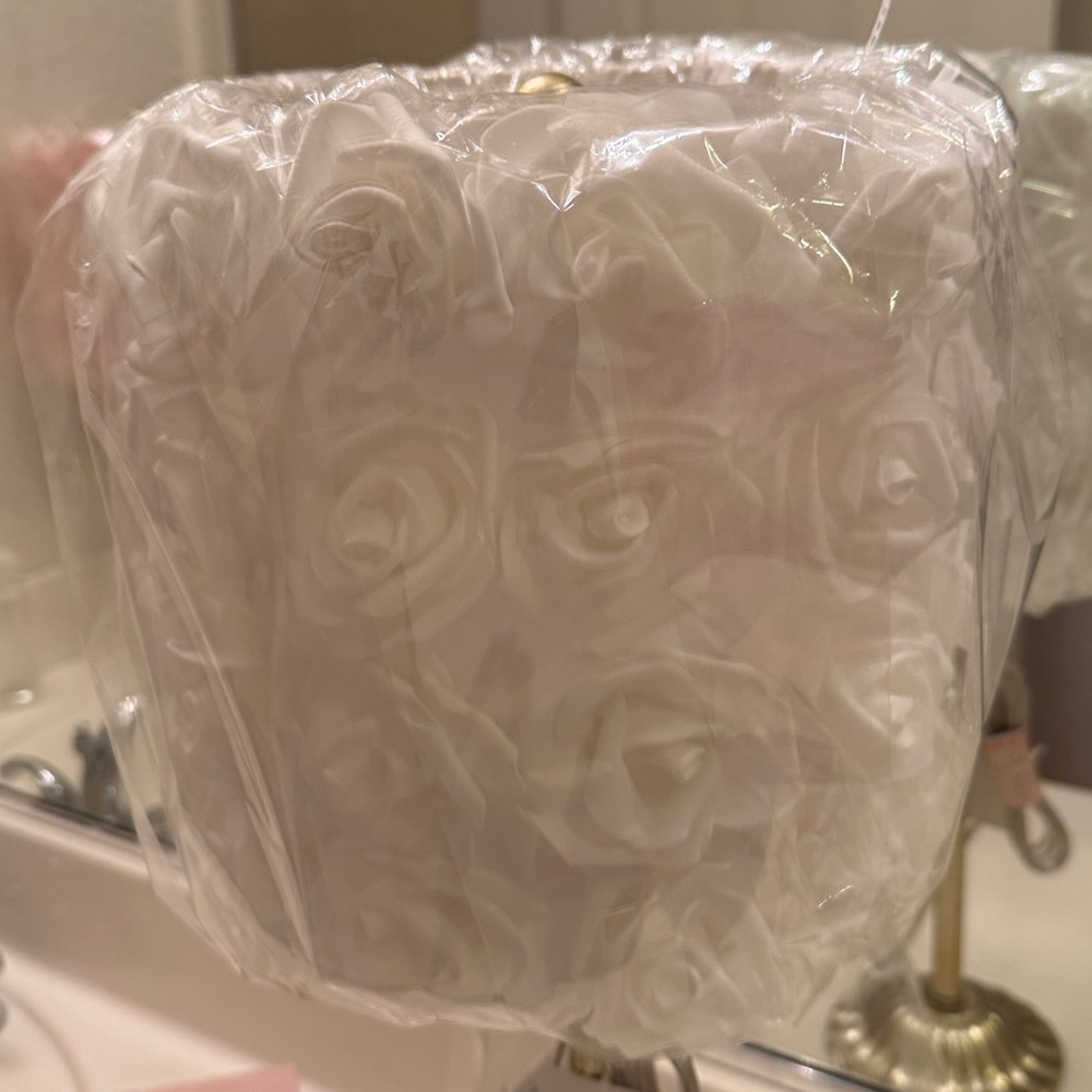 Cottage Core,Whimsical Soft Girl & Soft Boy Aesthetic
White & Pink Rose lamps 2 - Picture 11 of 15